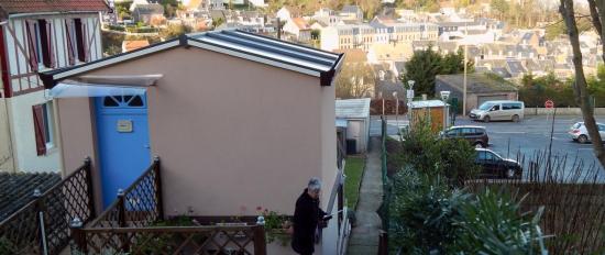 vue du jardin vers le parking